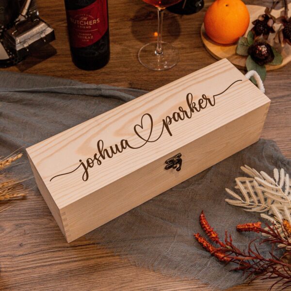 Drvena poklon kutija za vino s personaliziranom gravurom – idealan poklon za posebne prilike
