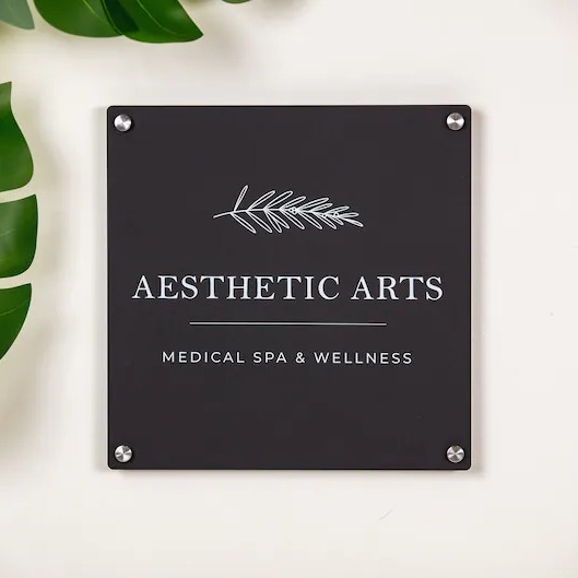 Logo znak s metalnim postoljem